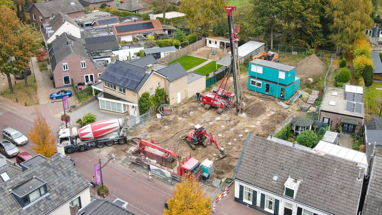 De palen van de nieuwbouwappartementen in 't Laar te Heeze zitten in de grond De palen van de nieuwbouwappartementen in 't Laar te Heeze zitten in de grond
