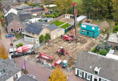 De palen van de nieuwbouwappartementen in 't Laar te Heeze zitten in de grond