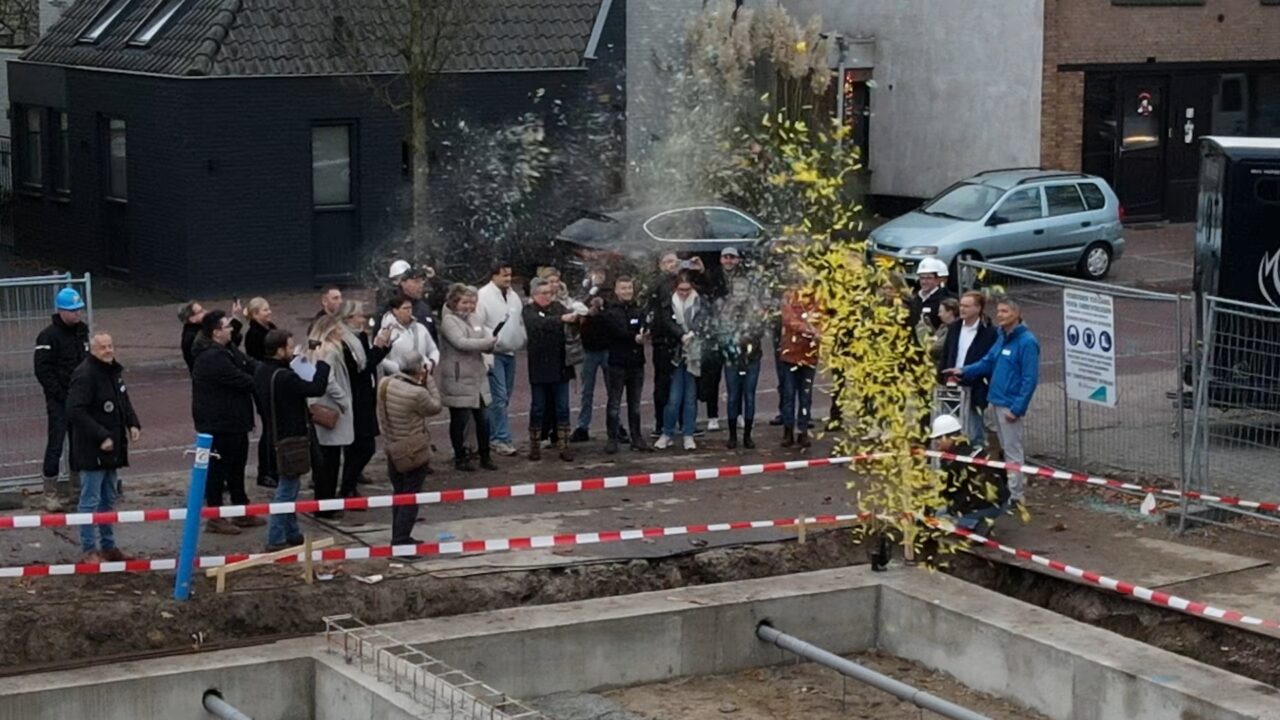 Feestelijke confetti als officieel startsein van de bouw van appartementengebouw 't Laar te Heeze