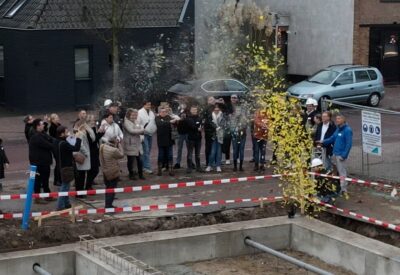 Feestelijke confetti als officieel startsein van de bouw van appartementengebouw 't Laar te Heeze