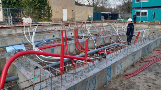 Voorbereidingen voor het leggen van de begane grondplaten van 't Laar