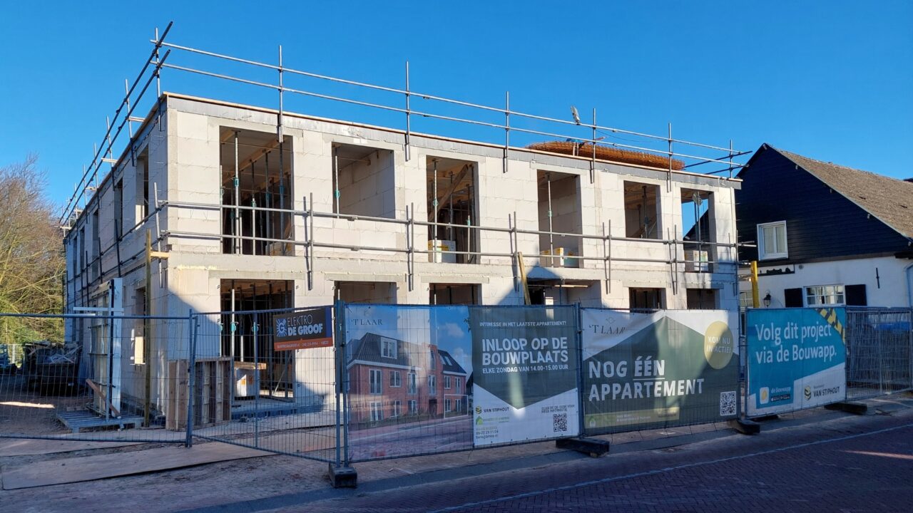 Iedere zondag van 14.00 tot 15.00 staat de makelaar op de bouwplaats om geïnteresseerden voor het laatste appartement te ontvangen.