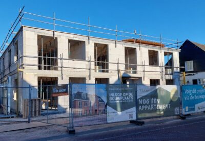 Iedere zondag van 14.00 tot 15.00 staat de makelaar op de bouwplaats om geïnteresseerden voor het laatste appartement te ontvangen.